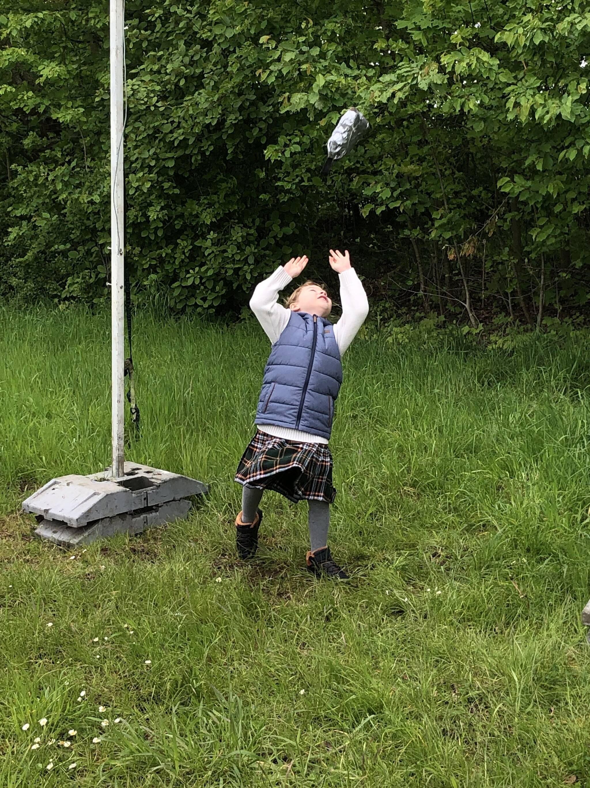 Der kleine Ciaràn versucht sich am „Weight for Height“.