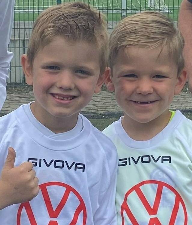  Lennart (6) schwärmt für Ronaldo und Schalke 04, während Finn (6) sich für Messi und Inter Miami begeistert (SC Kapellen 3).  