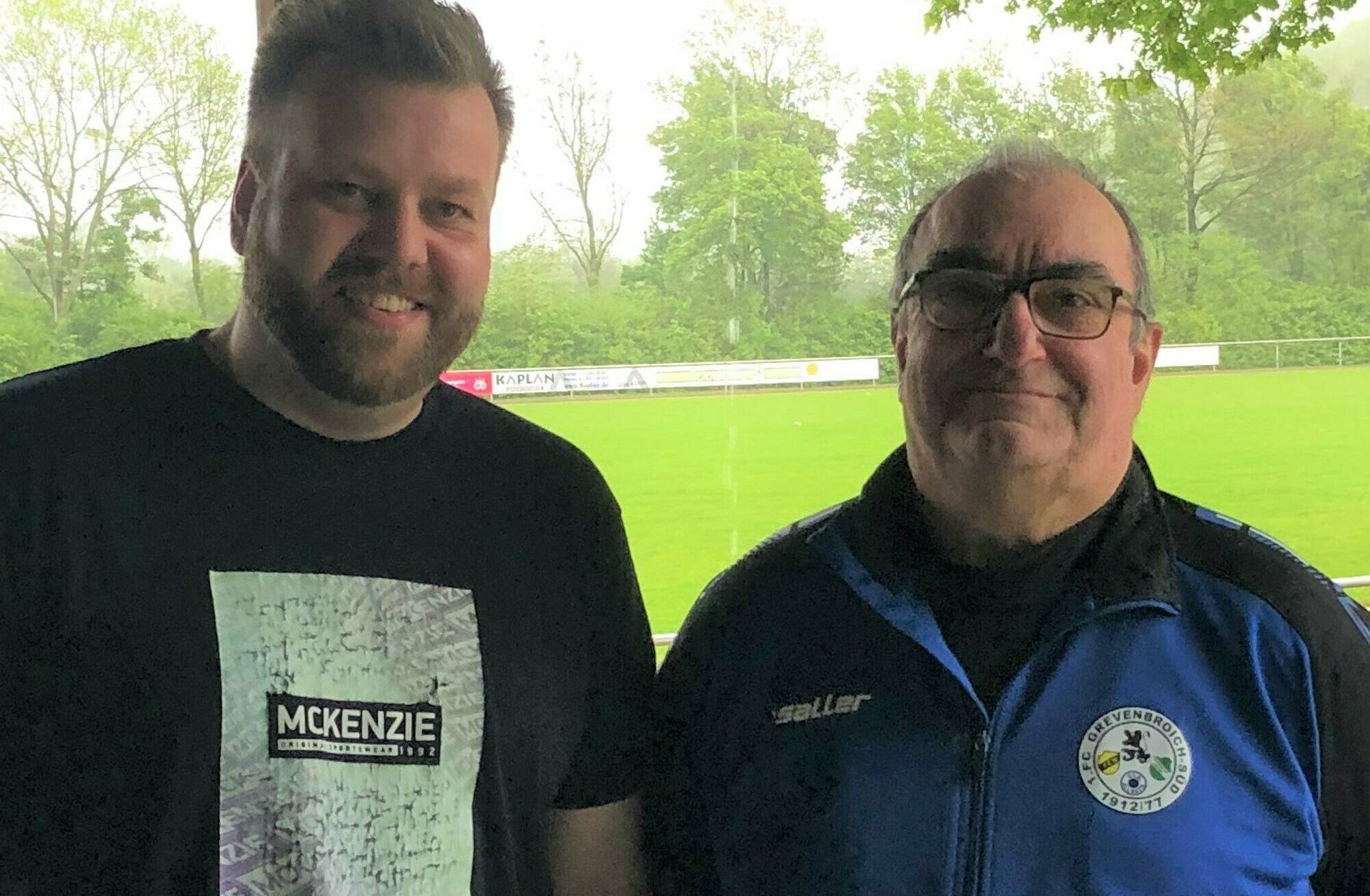  Jürgen Wolf und Marco Pieper haben beim Ausrichter, dem 1. FC Süd, alles fest im Griff. 