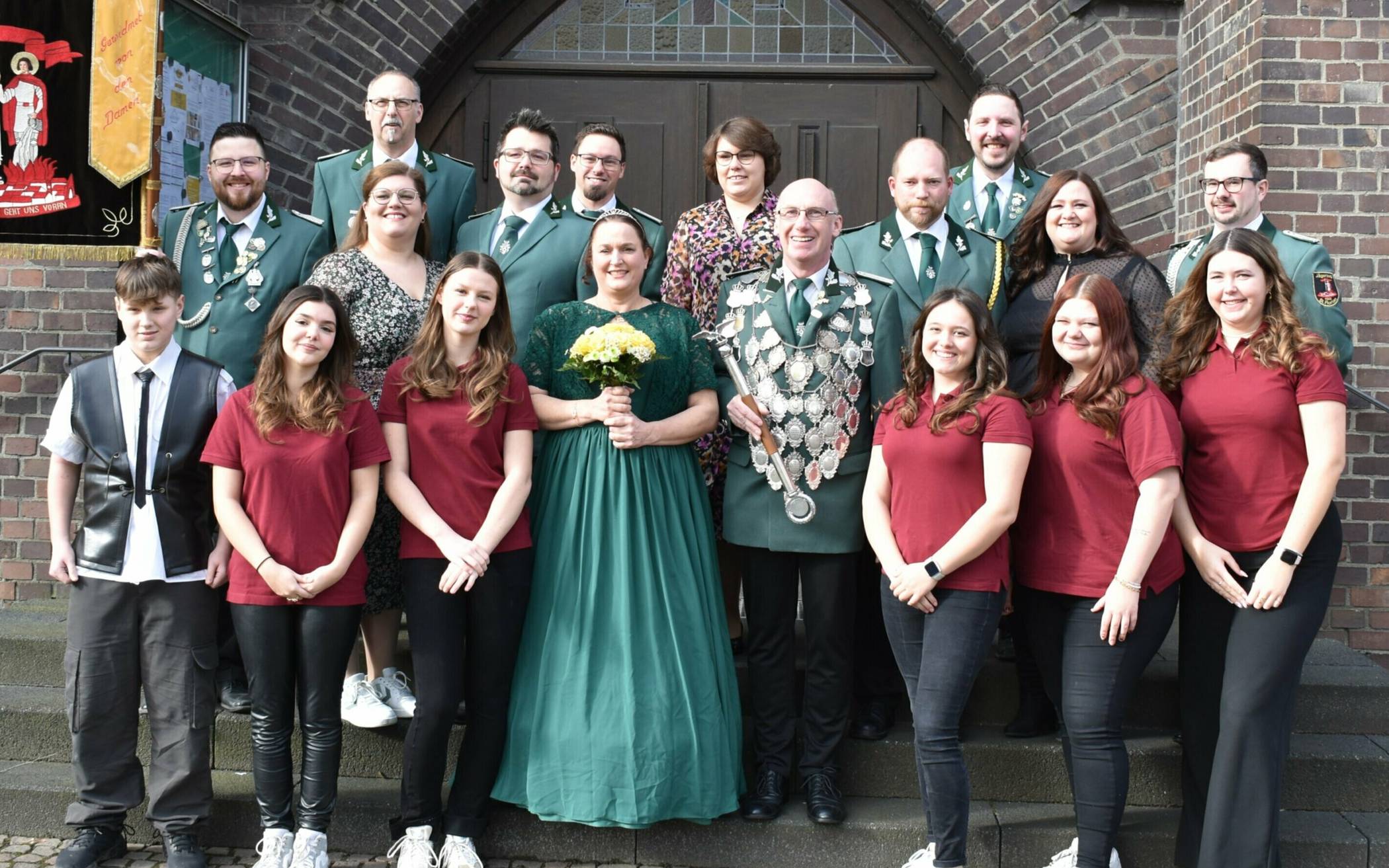 Das Noithausener Königspaar zusammen mit dem Königszug, den Hofdamen und der Familie kurz vor dem großen Heimatfest.