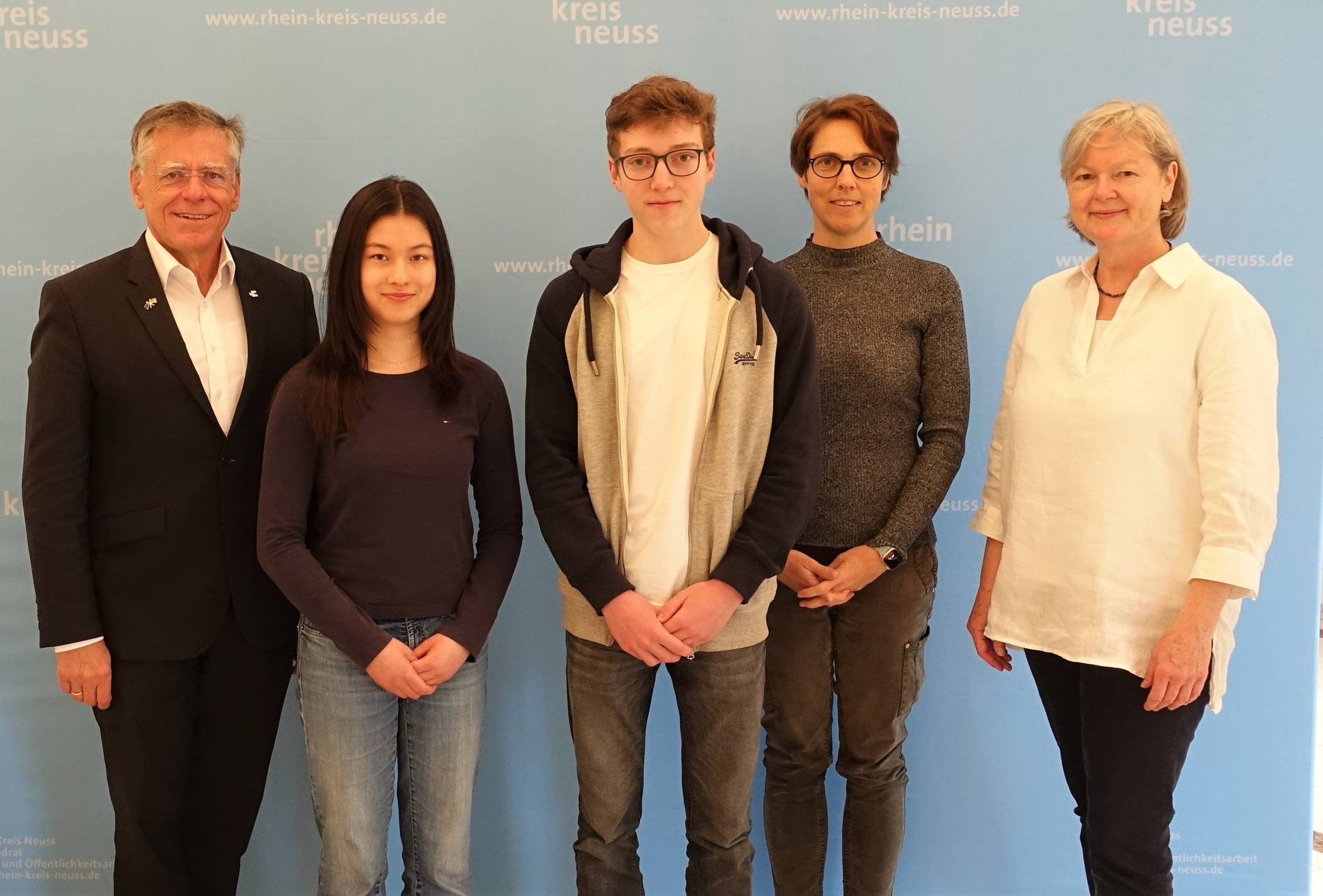  Landrat Hans-Jürgen Petrauschke, Mia Schuld, Jakob Erschfeld, Anke Erschfeld und Musikschulleiterin Ruth Braun-Sauerwein. Nicht bei dem Termin dabei war Iuno Rosenthal. 