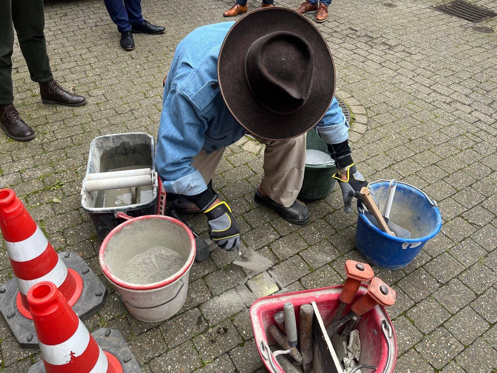  Gunter Demnig beim Einbetten des Gedenksteins. 