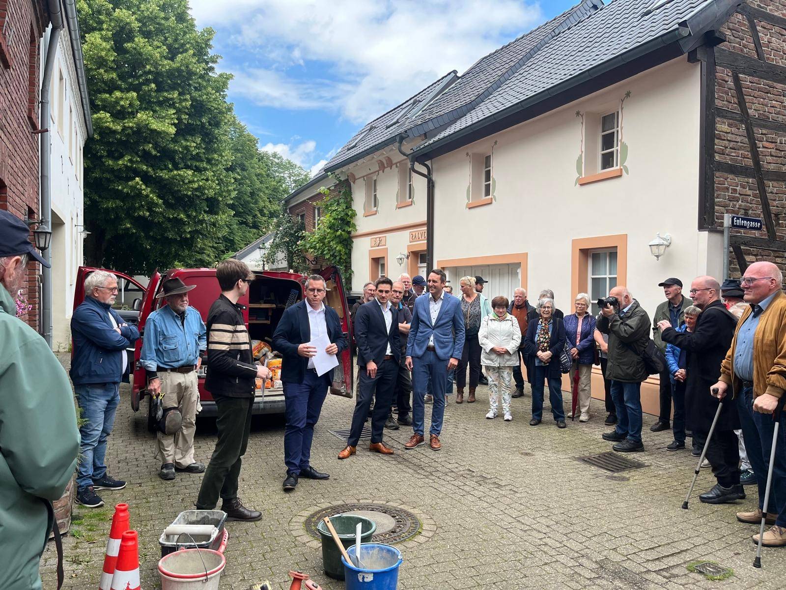Großes Interesse an diesem besonderen Moment der Erinnerungsarbeit.