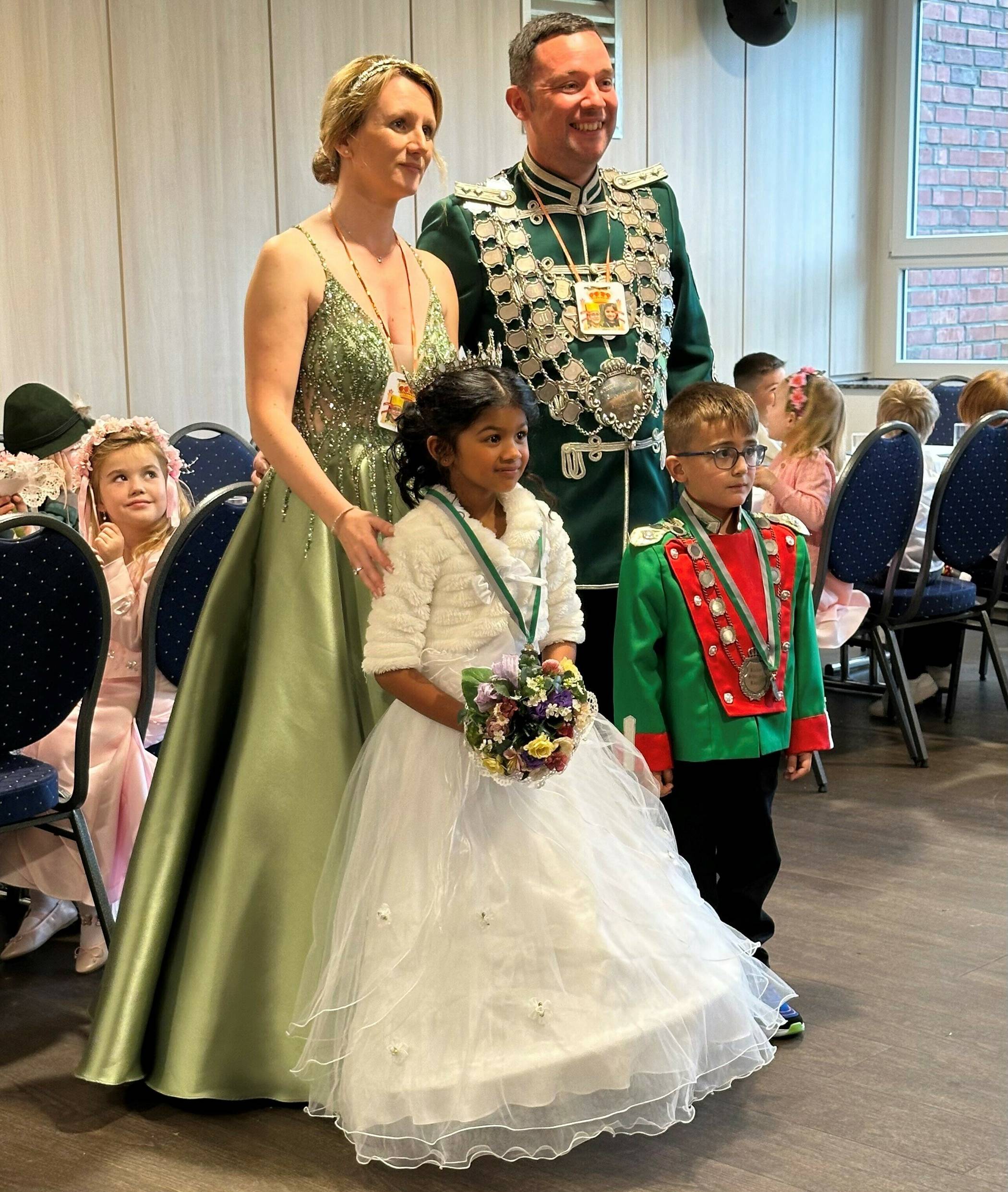   Das Kita-Königspaar Amara und Koray  mit dem diesjährigen Schützenkönigspaar Jens und Jaqueline Reipen.  