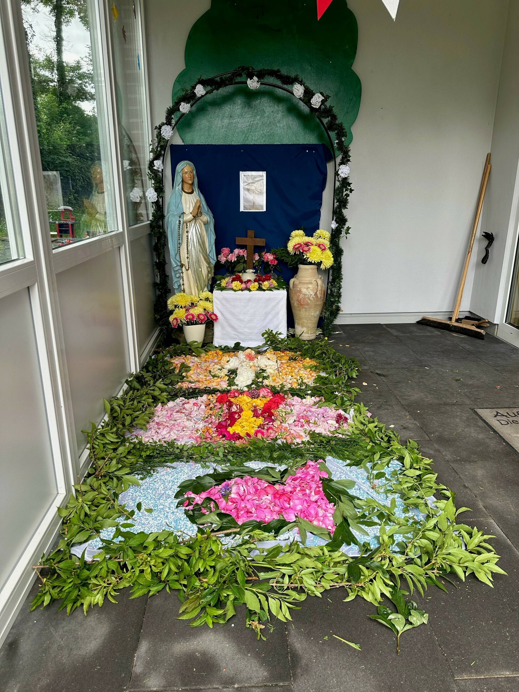 Die „Igelgruppe“ der Kita legte einen „Blumenteppich“  zu Fronleichnam.