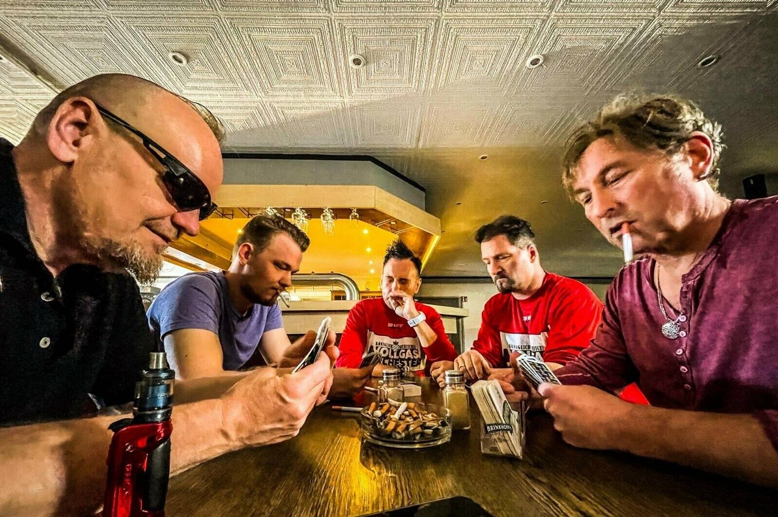  Das „Königlich Bayrische Vollgas Orchester“ als rauchende und trinkende Vorstadt-Kicker-Truppe.  