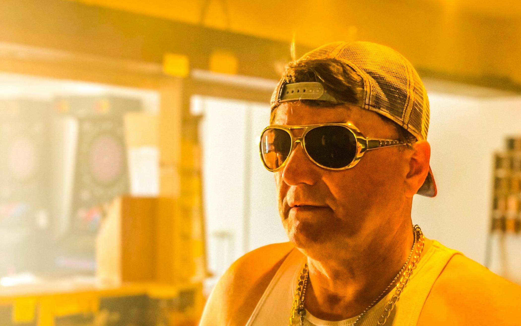 Beide Produzenten wirken im Video mit: Sascha Vodopija gibt den Flitzer, während Danky Cigale als „Schanky“ in der Kneipe hinterm Tresen steht. Diese „Version“ von Papa gefällt seinem Sohn übrigens überhaupt nicht ..!