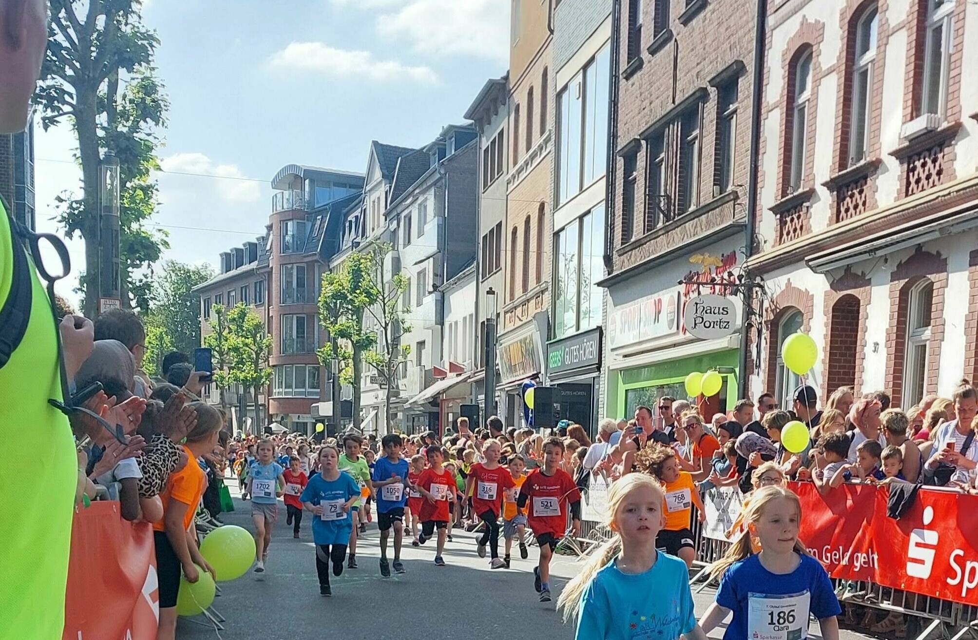 Das Highlight für viele Läufer ist sicher wieder die 150 Meter lange Zielgerade auf der Breite Straße mit den vielen anfeuernden Zuschauern.