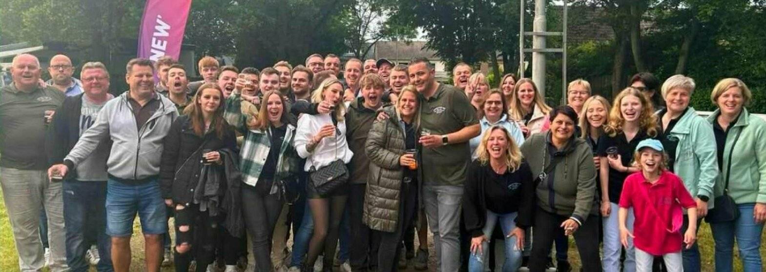  Das Kronprinzenpaar Daniel und Sabrina van Reimersdahl mit Familie, mit dem Königszug und mit vielen Gratulanten. 