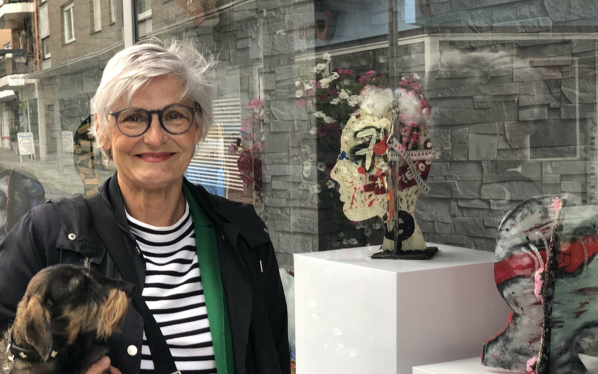 Ulrike Oberbach vor dem Fenster mit
