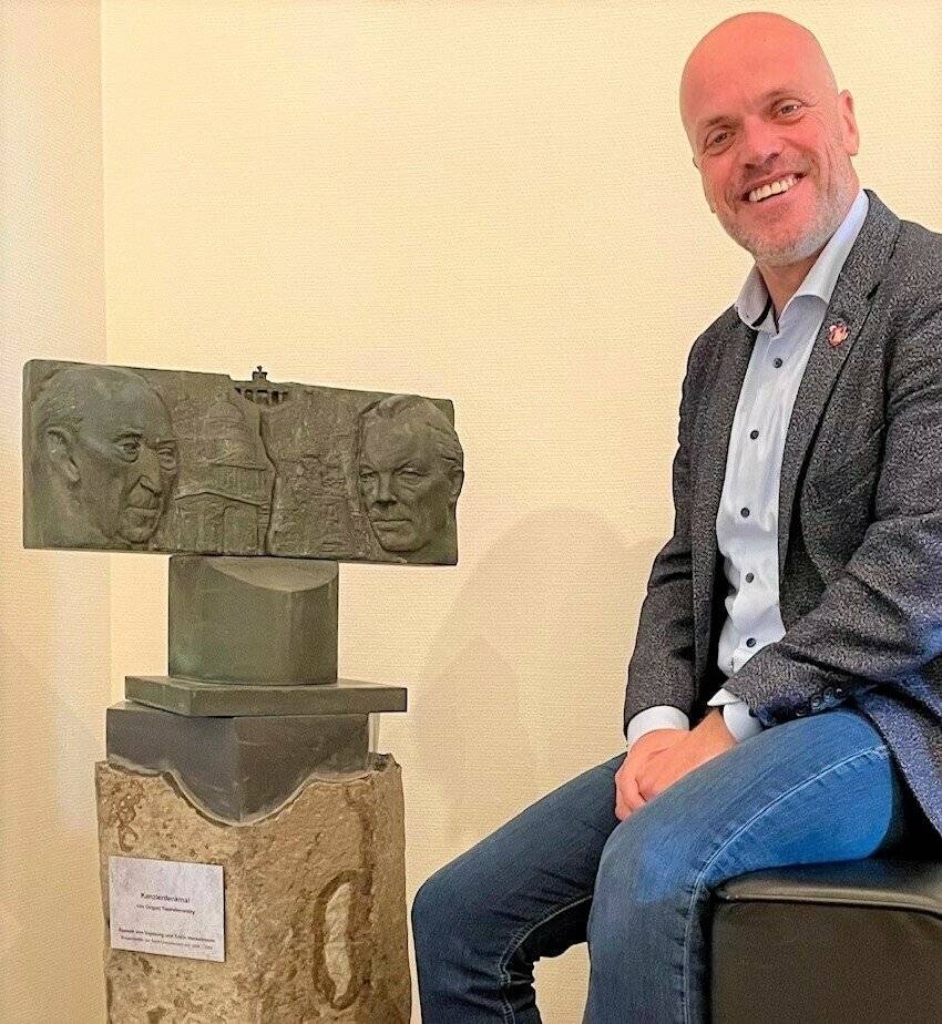 Klaus Krützen mit dem "kleinen" Kanzlerdenkmal