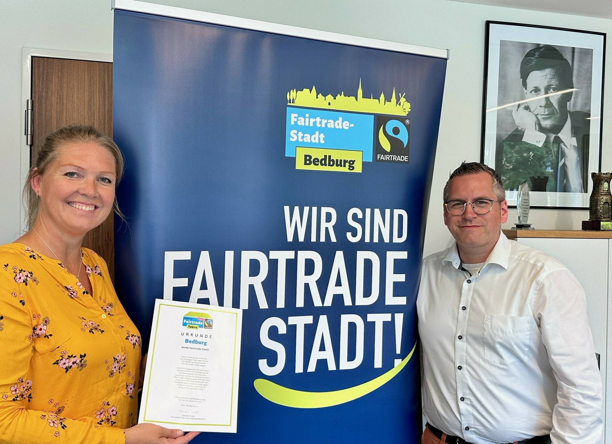 Anna Noddeland (Leiterin der Stabsstelle Demokratie, Internationales, Fördermittel) und Sascha Solbach (Bürgermeister der Stadt Bedburg) sind begeistert vom Engagement der Fairtrade-Partner in Bedburg.