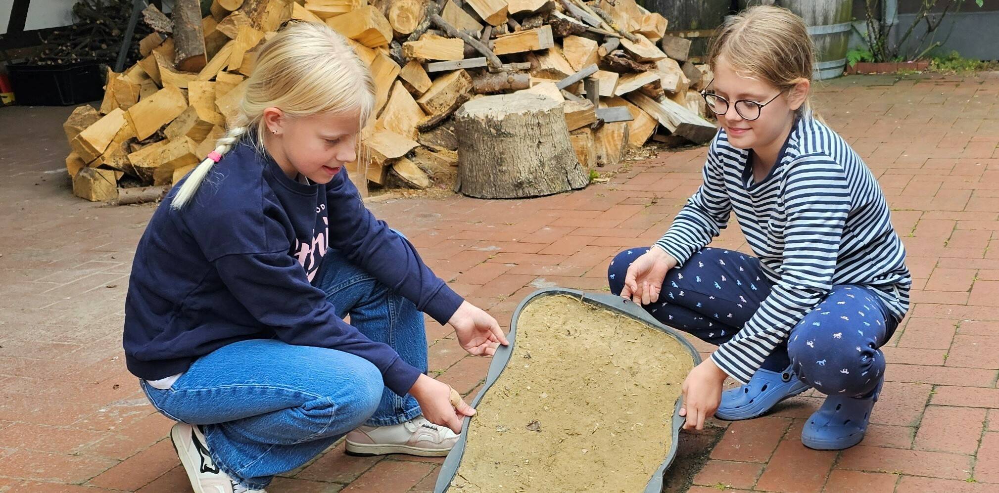 Jüchen Hermine und Charlotte zeigen, wie Schwalbenhilfe möglich ist.  