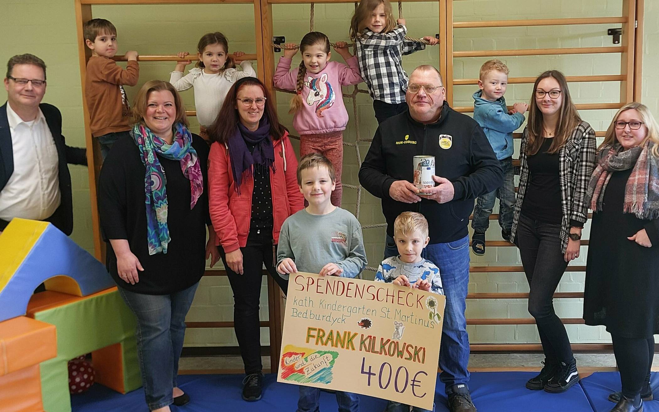 Frank Kilkowsky bei der Spendenübergabe an