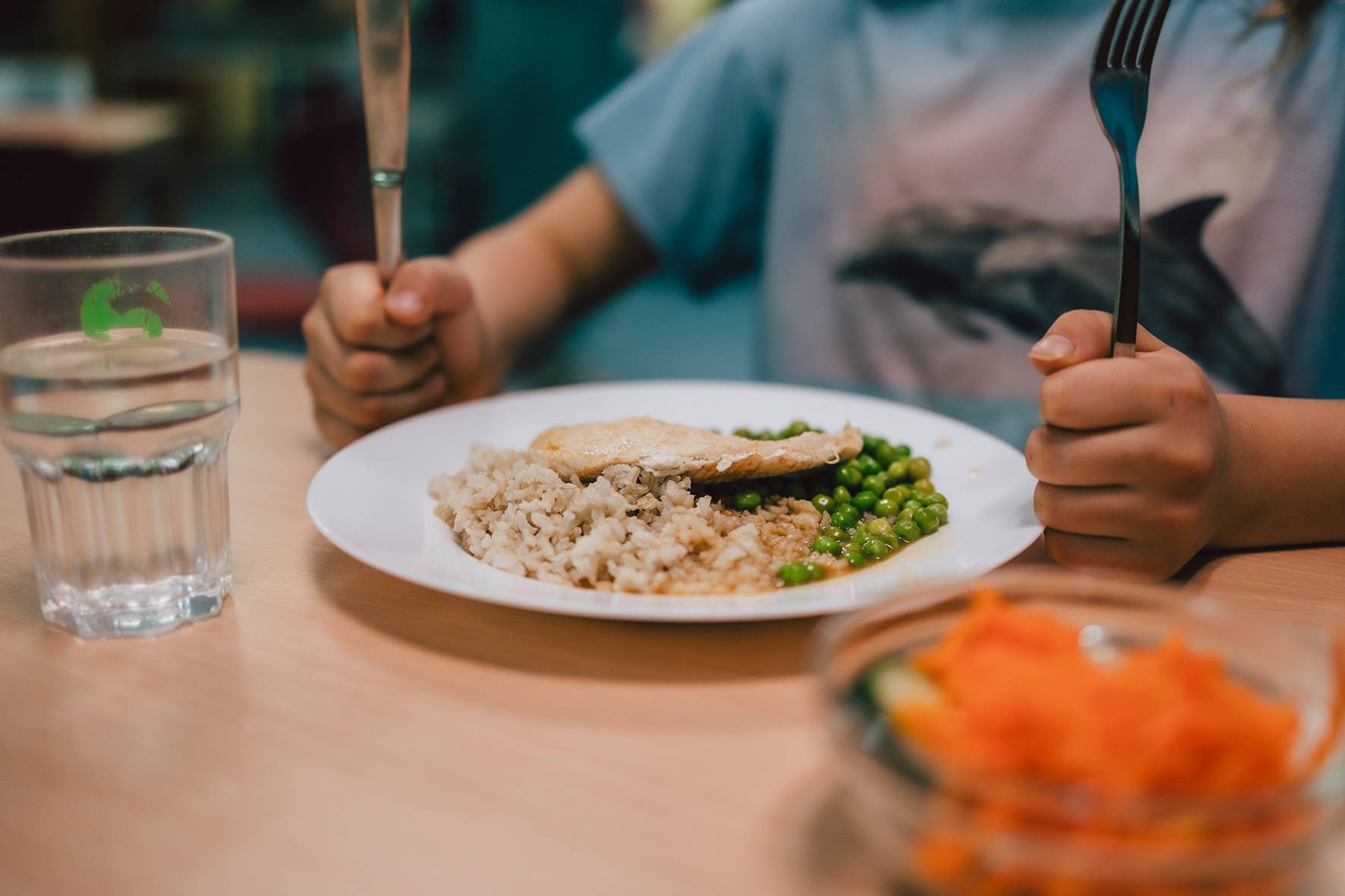 Mittags was Ordentliches auf dem Teller – zum Nulltarif: Ein kostenloses Mittagessen für Schüler und Kindergartenkinder im Rhein-Kreis fordert die Gewerkschaft Nahrung-Genuss-Gaststätten (NGG). Die Mahlzeiten sollen gesund sein und zu fairen Bedingungen auf den Tisch kommen: „Kein Billig-Essen zum Dumpinglohn“, so die NGG Krefeld-Neuss.  