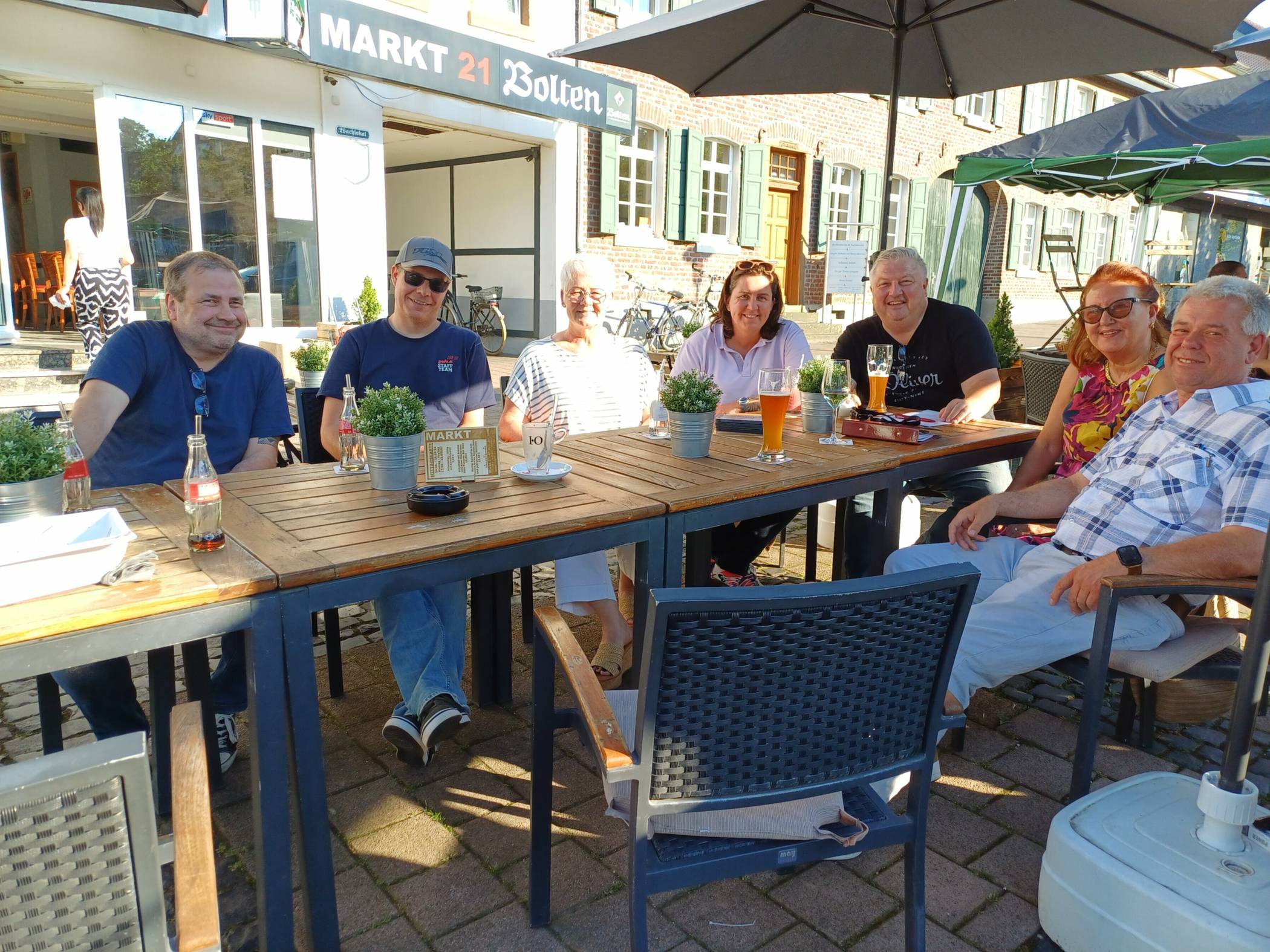 Peter Sonnet (3.v.r.) und Wirtschaftsförderin Carolin Voigt (M.) hatten zum Runden Tisch des Gewerbes geladen, um über den aktuellen Stand der „Sommersause – Jüchens Stadtfest“ zu sprechen.   
