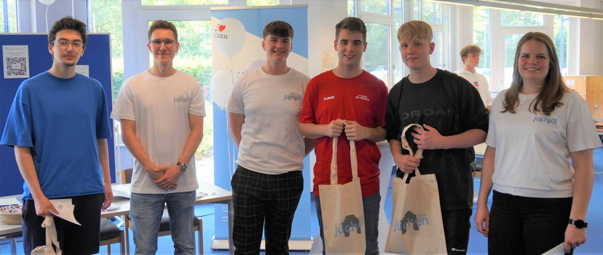 Im weißen Jüchen T-Shirt (von links) Kai Popowski, Vincent Wolf und Pia Gilleßen mit Schülern bei der Berufsorientierungsmesse.