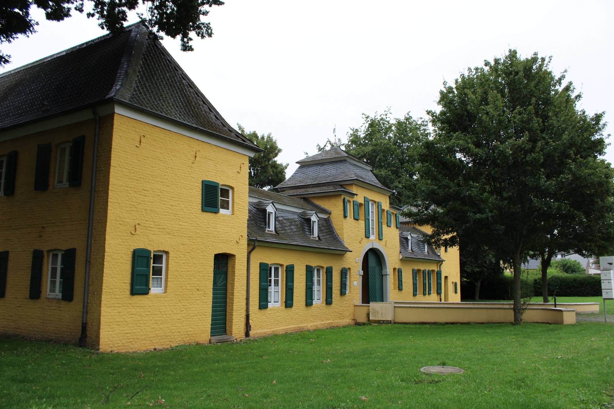 Im Innenhof von Haus Katz feiert der BSHV Jüchen seinen traditionellen Familientreff.  