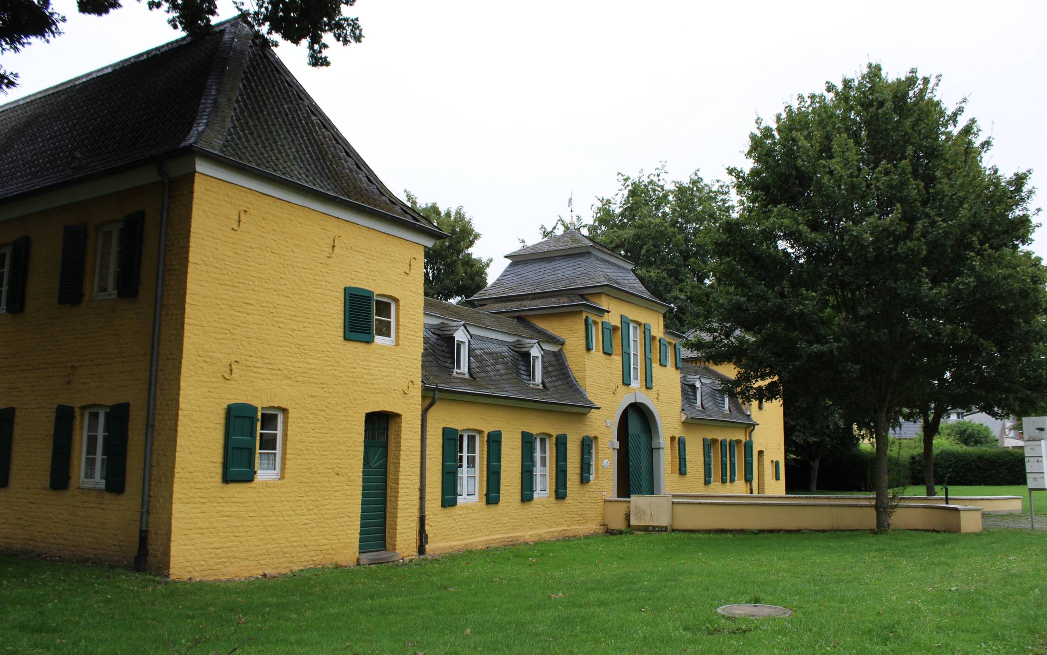 Im Innenhof von Haus Katz feiert