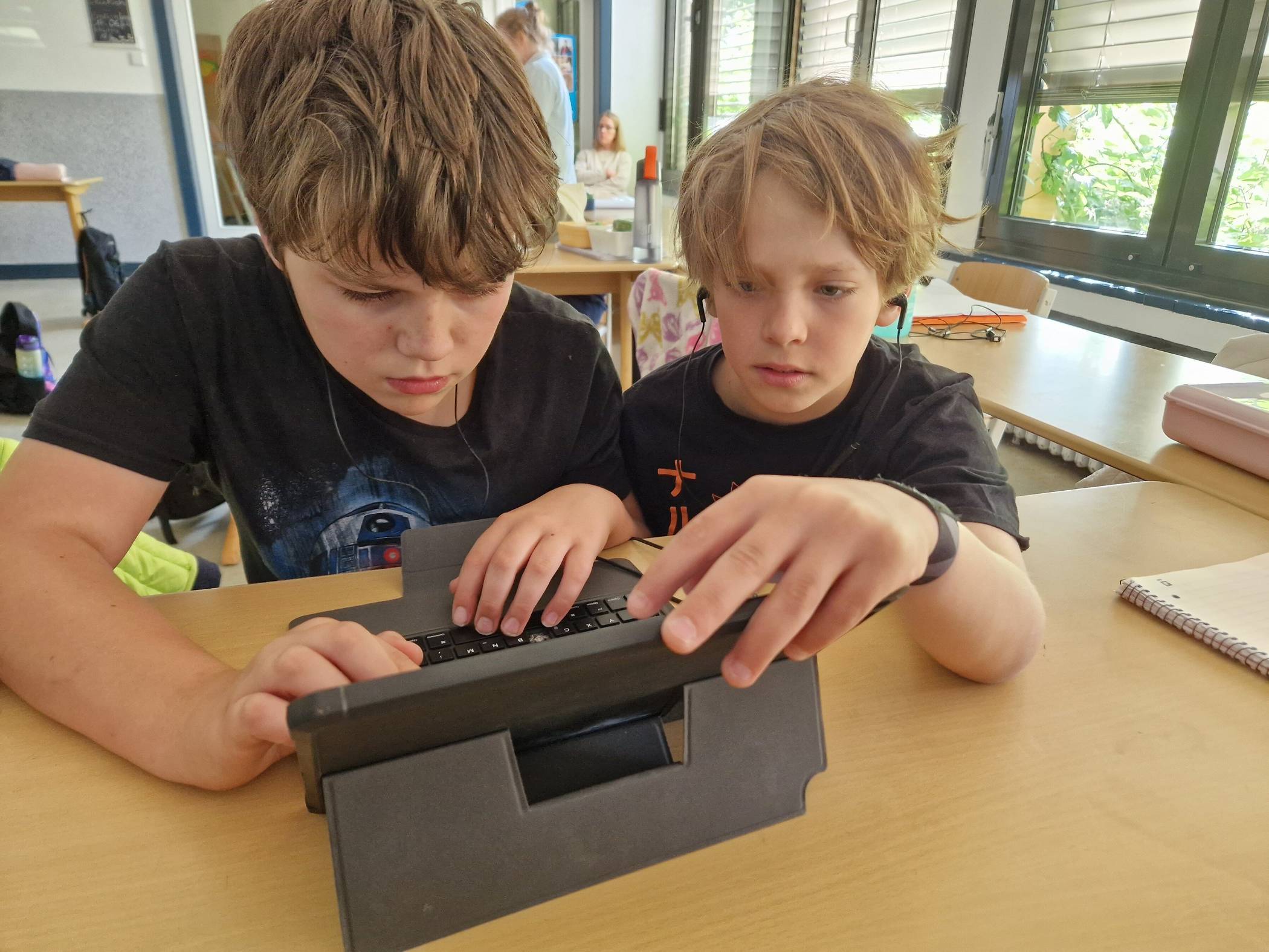 Nico und Lino (Klasse 5d) bei der Erstellung von Podcasts unter Verwendung von KI.  