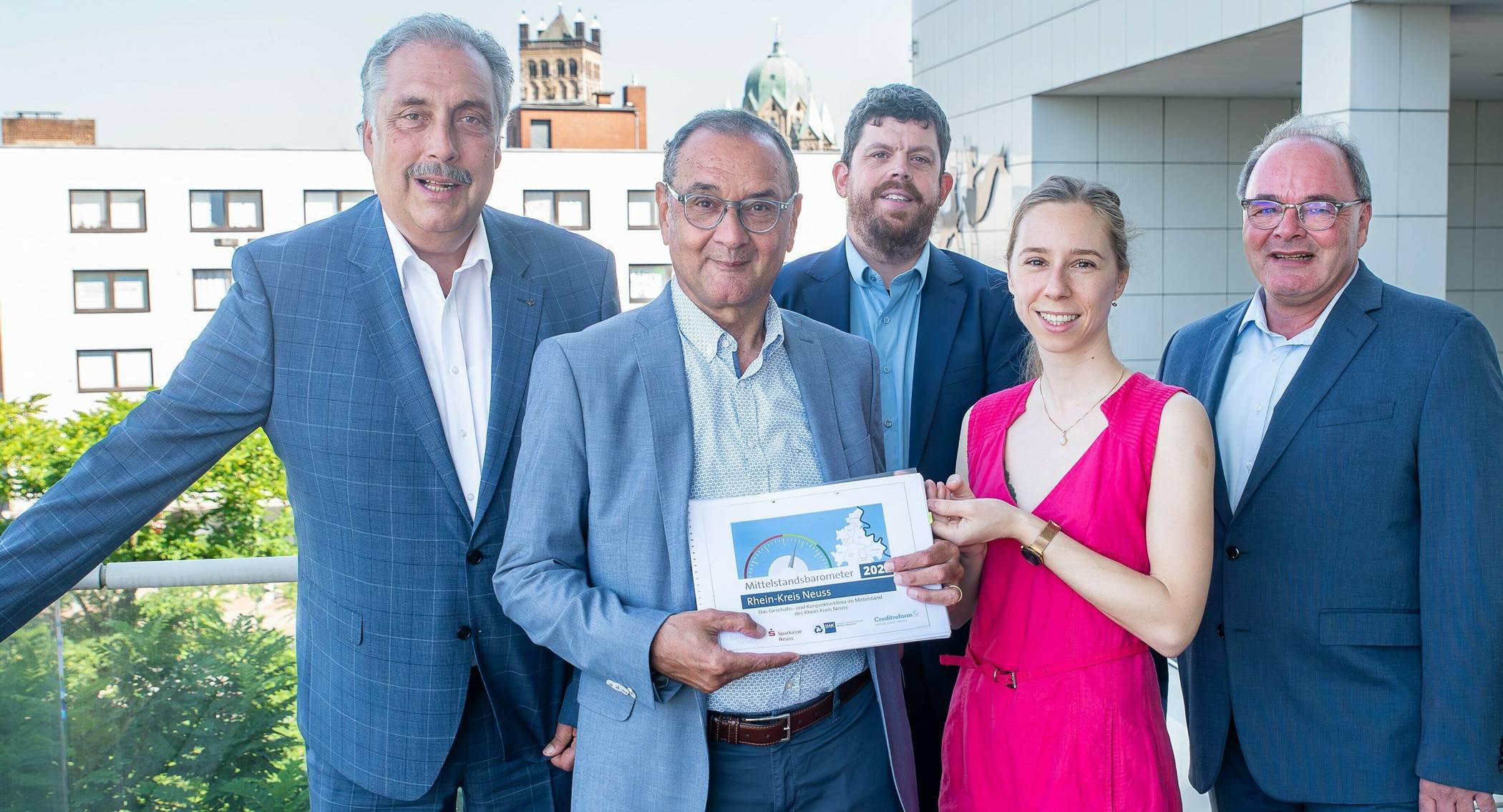  Mittelstandsbarometer 2024 im Blick (von links): Stephan Meiser, Chris Proios und Gregor Werkle mit Johanna König und Robert Abts von der Kreis-Wirtschaftsförderung. 