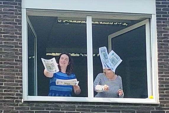  Mitarbeiterinnen der Caritas-Fachstelle haben symbolisch falsche Geldscheine aus dem Fenster geworfen. „Sportwetten sind ein Glücksspiel mit Suchtturbo“, sagt Verena Verhoeven, Leiterin der Fachstelle. Die Caritas sieht kritisch, dass es bei der EM erstmals als Hauptsponsor einen Glücksspielanbieter für Sportwetten gibt. Die niederschwelligen und omnipräsenten Zugänge zu Sportwetten sind auch für Kinder und Jugendliche eine Gefahr.  