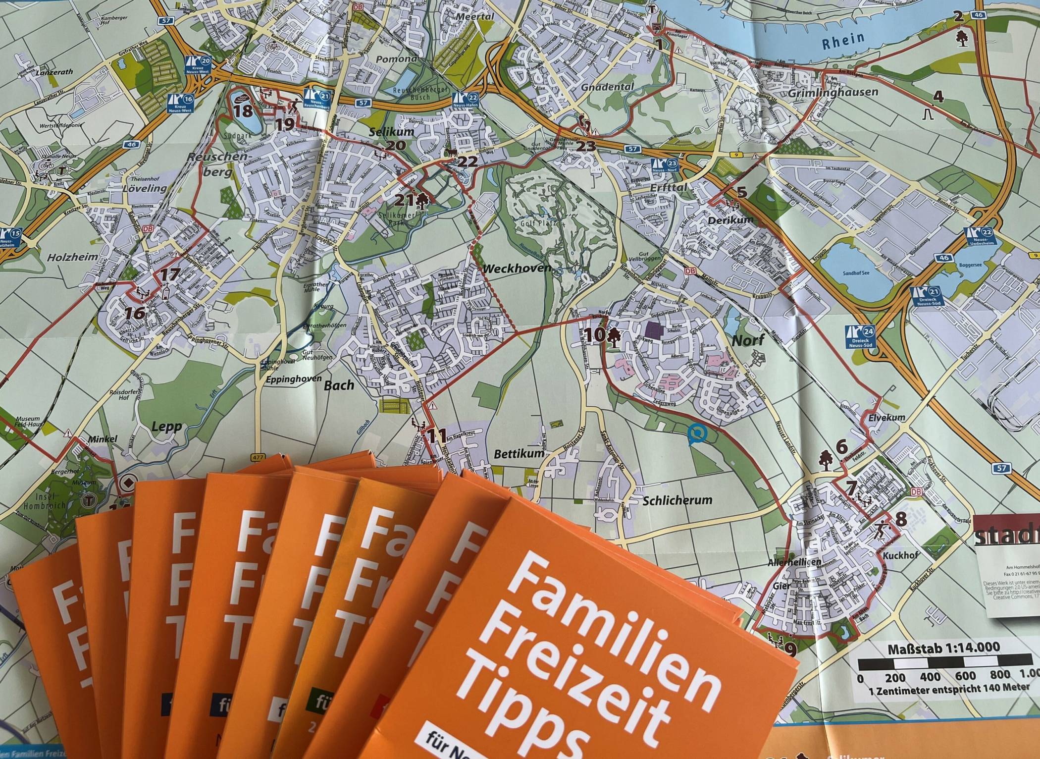 Die "Familien Freizeit-Tipps" gibt es in neun Ausgaben für den Rhein-Kreis.