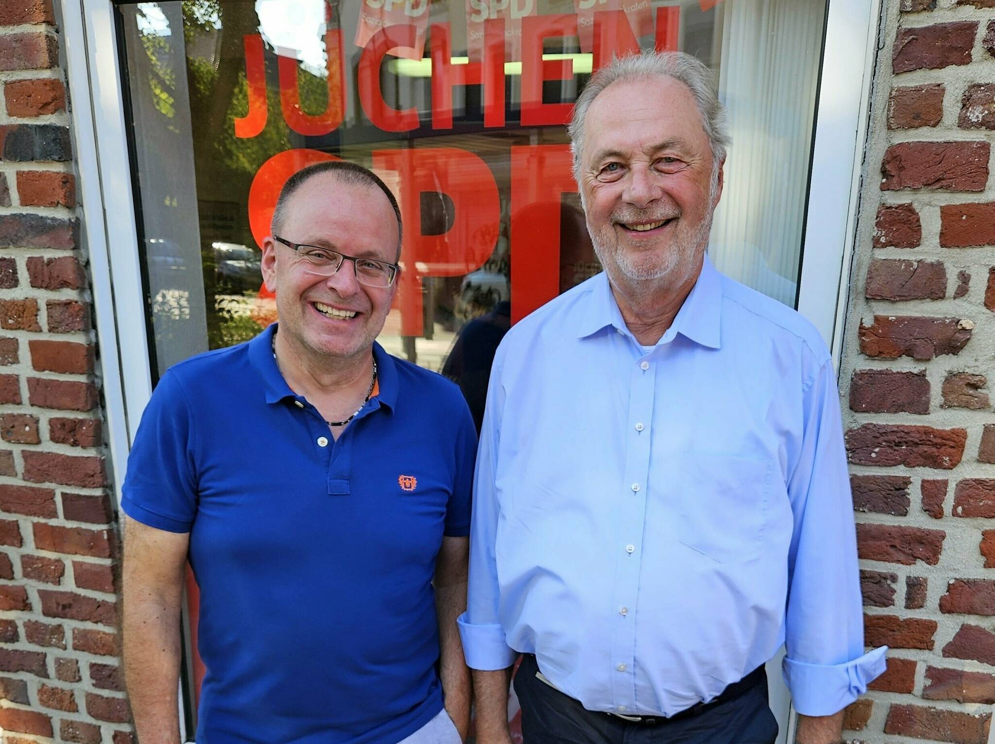  Dr. Fritz Behrens (r.) mit dem SPD-Ortsvereinsvorsitzenden Norbert John.  