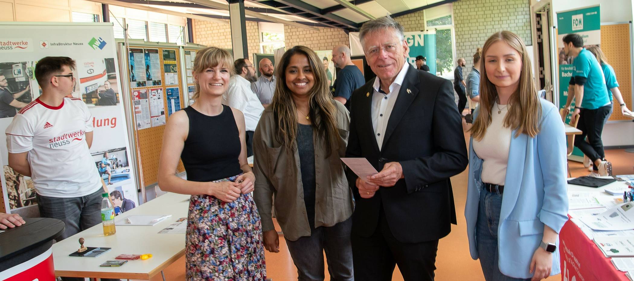 Erste „MI(N)T-mach Berufsmesse“ (von links): Sarah Aubel und Sharmily Nathan vom Pascal-Gymnasium mit Landrat Hans-Jürgen Petrauschke und zdi-Koordinatorin Jessica Schillings.
