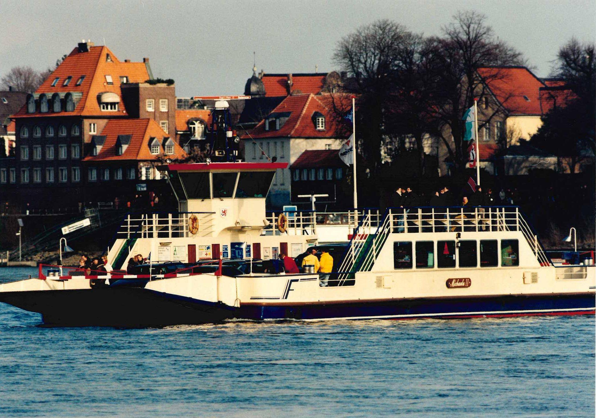 Eine Aufnahme aus dem Jahr 1998: die Fähre zwischen Meerbusch-Langst-Kierst und Düsseldorf-Kaiserswerth.