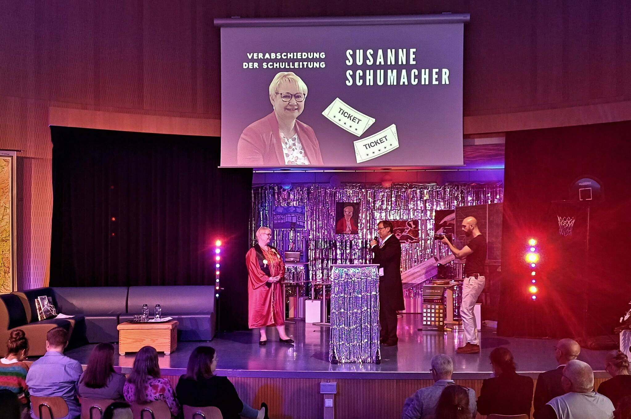 Stellvertretender Schulleiter Elmar Welter führte durch die Abschiedsfeier von Schulleiterin Susanne Schumacher.