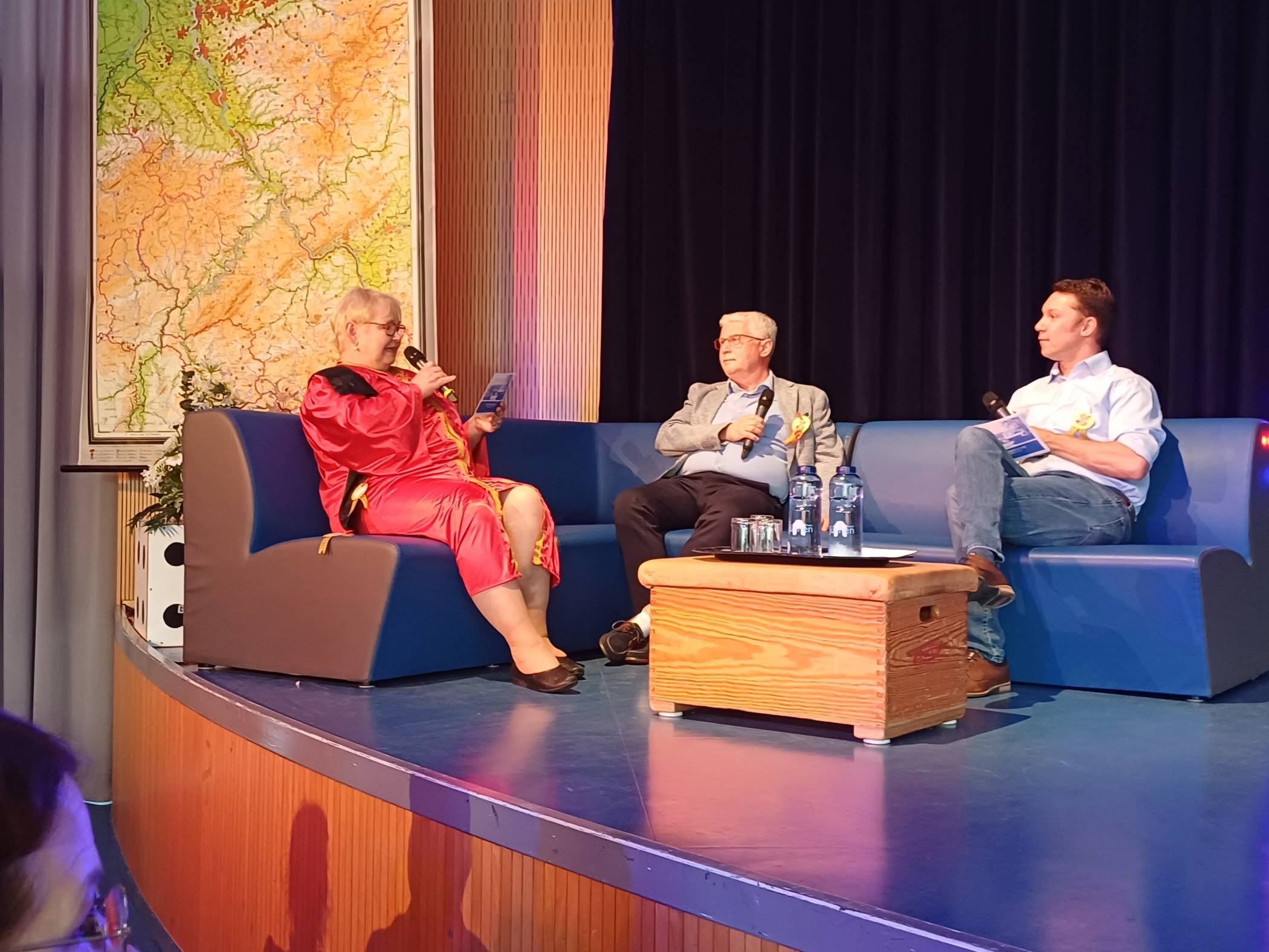 Die Wette der Lehrerschaft präsentierte Robert Elsemann (r.), der sehr zur Freude von Susanne Schumacher als Wettpaten Georg Broens auf die Bühne holte. Die beiden bildeten lange Jahre ein Schulleiterteam.