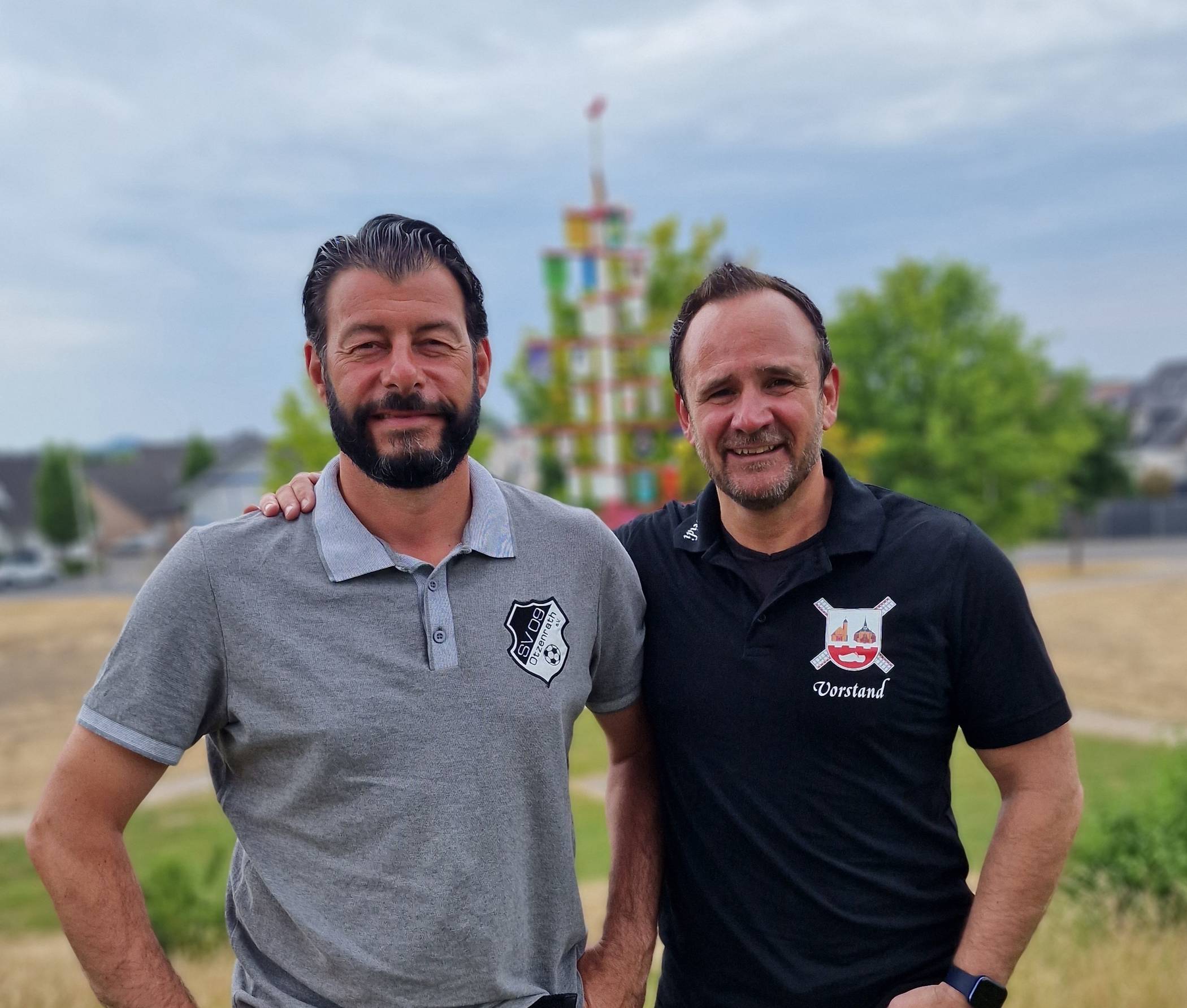  Dirk Weidemann, Vorsitzender der Dorfgemeinschaft Otzenrath-Spenrath (r.), und Pierre Klein, Vorsitzender des SV Otzenrath.    