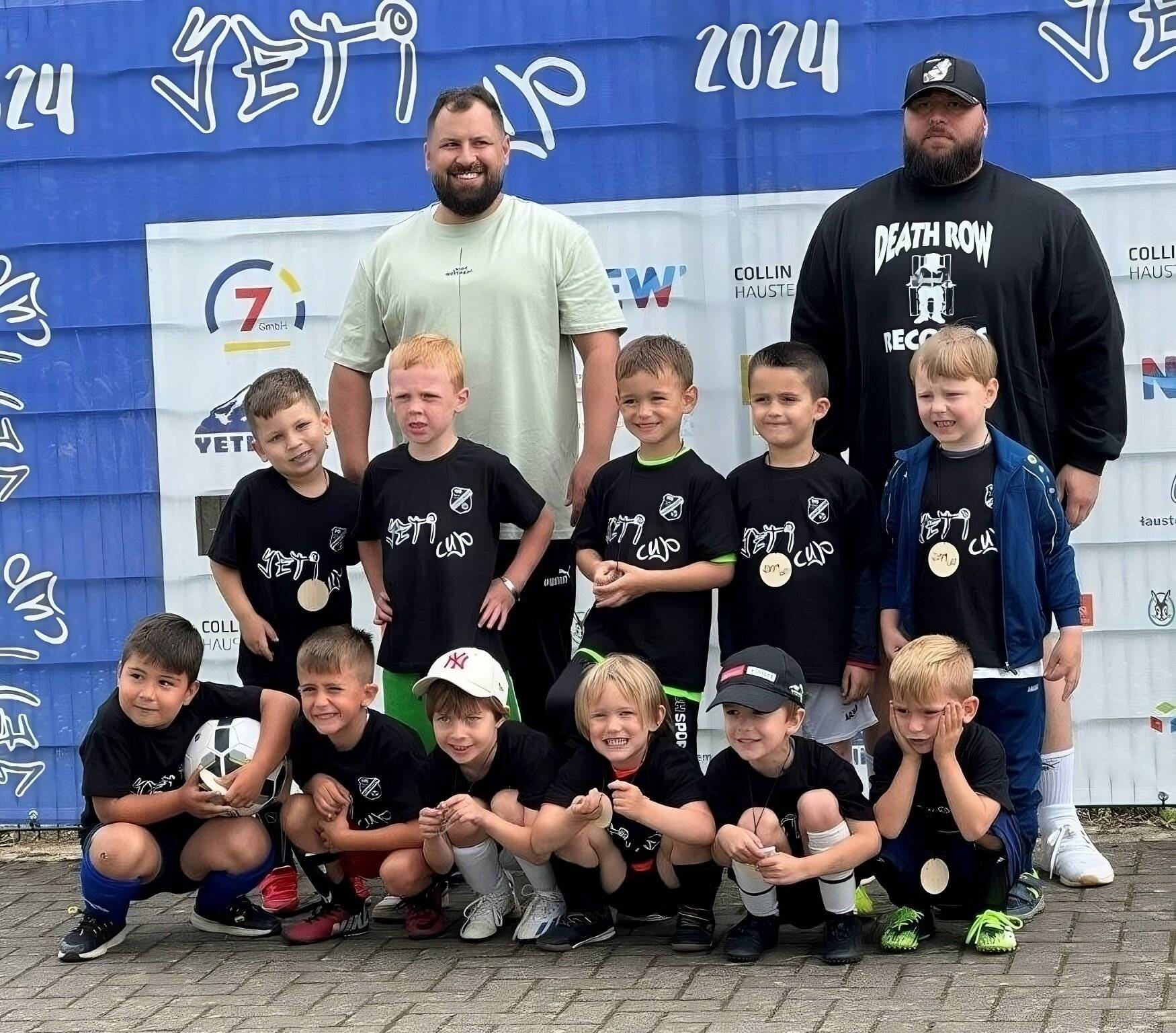 Es reichte nicht für einen ersten Platz, aber die Fußball-Kinder der katholischen Kita „Unserer lieben Frau“ aus Jüchen waren mit Herzblut bei der Sache. „Bei einem gut organisierten Turnier der Kindergärten war es für unsere Kinder ein großer Spaß, dabei sein zu dürfen“, so Astrid Robert, die gemeinsam mit einer Kollegin und Eltern das Turnier begleitet hat, „ein großes Dankeschön an unsere Trainer, die uns tatkräftig unterstützt haben.“ 