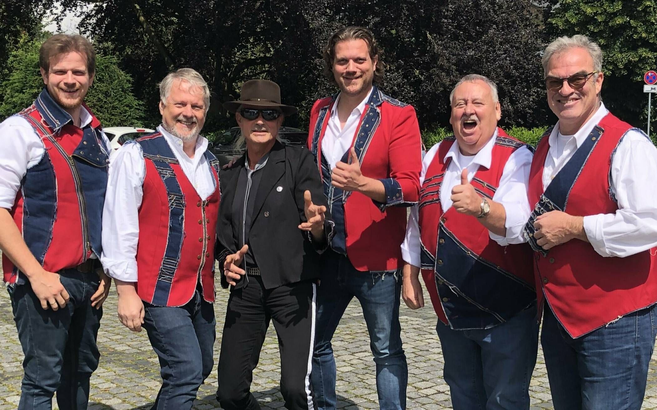  Die „Rabaue“ freuen sich auf die „ultimative Udo Lindenberg Tribute Show“. Die Band um den charismatischen Frontmann Archie Deneke, der vom Original sowohl optisch als auch gesanglich kaum zu unterscheiden ist, bringt den fetten Panik-Orchester-Live-Sound auf den Schloss-Platz. 