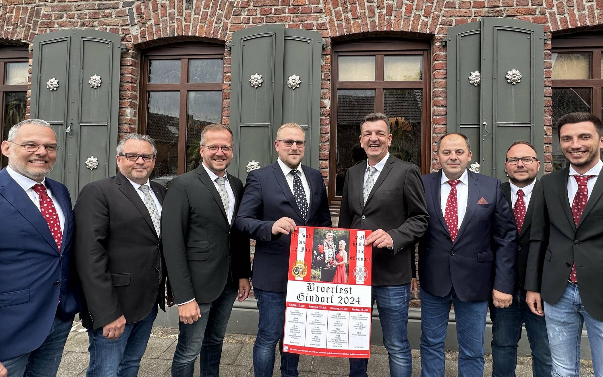  Mit sichtlicher Vorfreude präsentieren Gindorfs Brudermeister Jürgen Moll und Horst Rodrigo (Zweiter und Dritter von links), Majestät Mario Bochinsky (Vierter von links), Kronprinz Hubert Jungverdorben (Vierter von rechts) gemeinsam mit Oberst Thomas Schläger (Dritter von rechts), Kassierer Christian Koch (Zweiter von rechts) sowie die Geschäftsführer Markus Hebbering und Marvin Adolfs (erster von links. und rechts) das diesjährige Schützenfestplakat zum Gindorfer „Broerfest“. Sie laden alle Ortsbewohner und Schützen herzlich zur Teilnahme ein.   