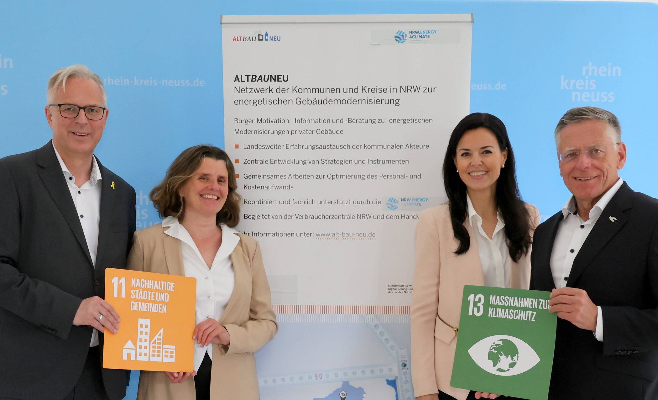 Neues Mitglied im "Netzwerk ALTBAUNEU" (von links): Kreisdirektor Dirk Brügge, die Klimaschutzmanagerinnen Regina Krings und Ina Grothe sowie Landrat Hans-Jürgen Petrauschke.