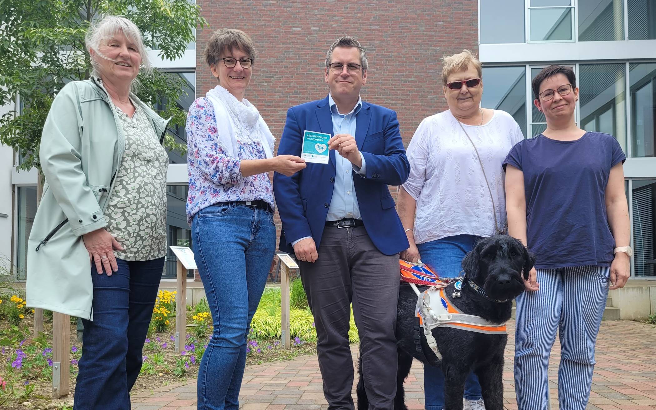  Esther Wilmes, Daniela Wüstenhagen, Bürgermeister Sascha Solbach, Heike Ferber mit Assistenzhund „Shadow“ und Vanessa Heyer von der Bedburger Stadtverwaltung (von links).  Fotos: SBed.  
