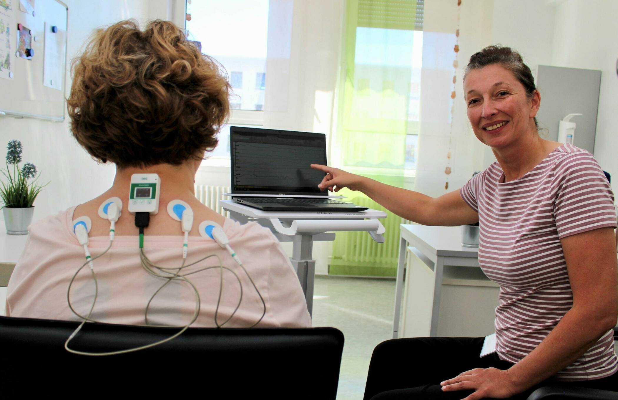  Psychotherapeutin Lydia Stern aus der Schmerzmedizin im Grevenbroicher "St. Elisabeth"-Krankenhaus misst mit dem Biofeedback-Verfahren bei einer Patientin körperliche Vorgänge und macht sie so „sichtbar“. So kann die Patientin diese willentlich beeinflussen und dadurch ihre Schmerzen verringern.  