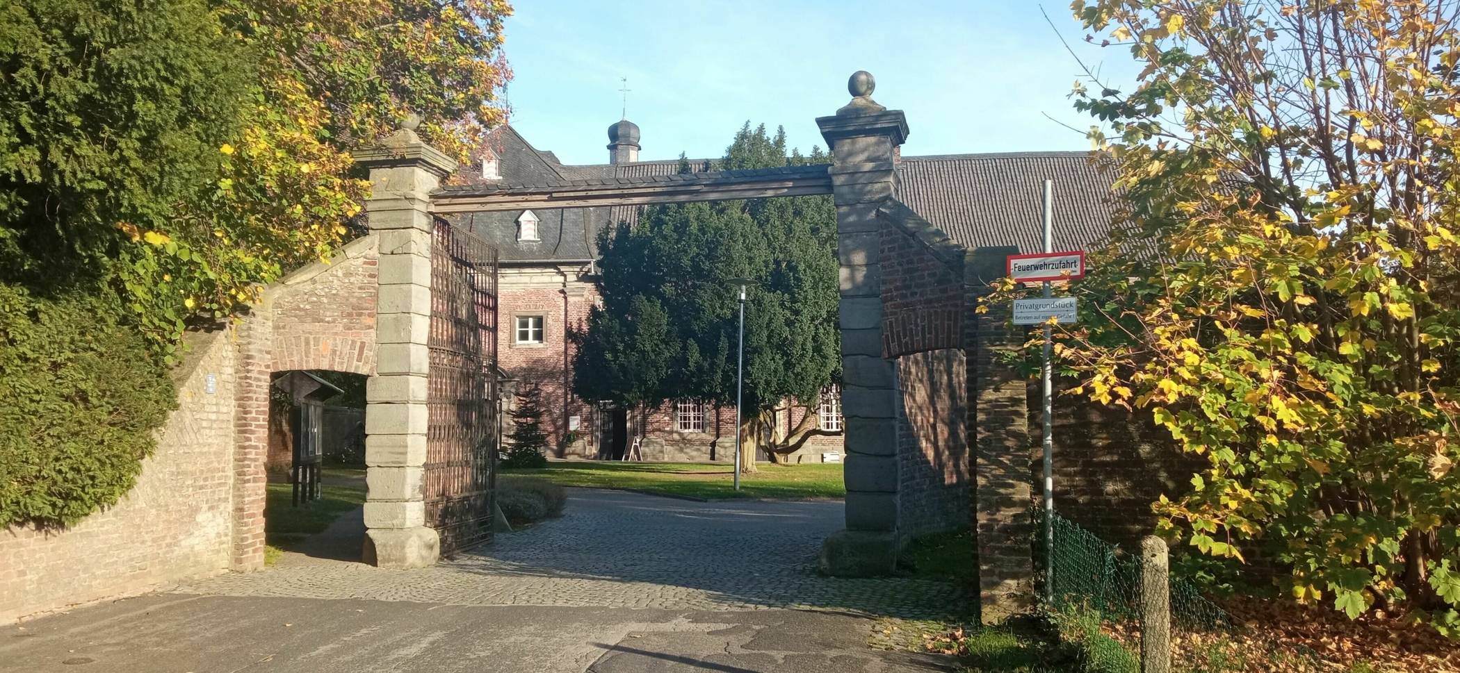 Ein Ziel bei der Busrundfahrt mit dem Landrat ist das Nikolauskloster in Jüchen.