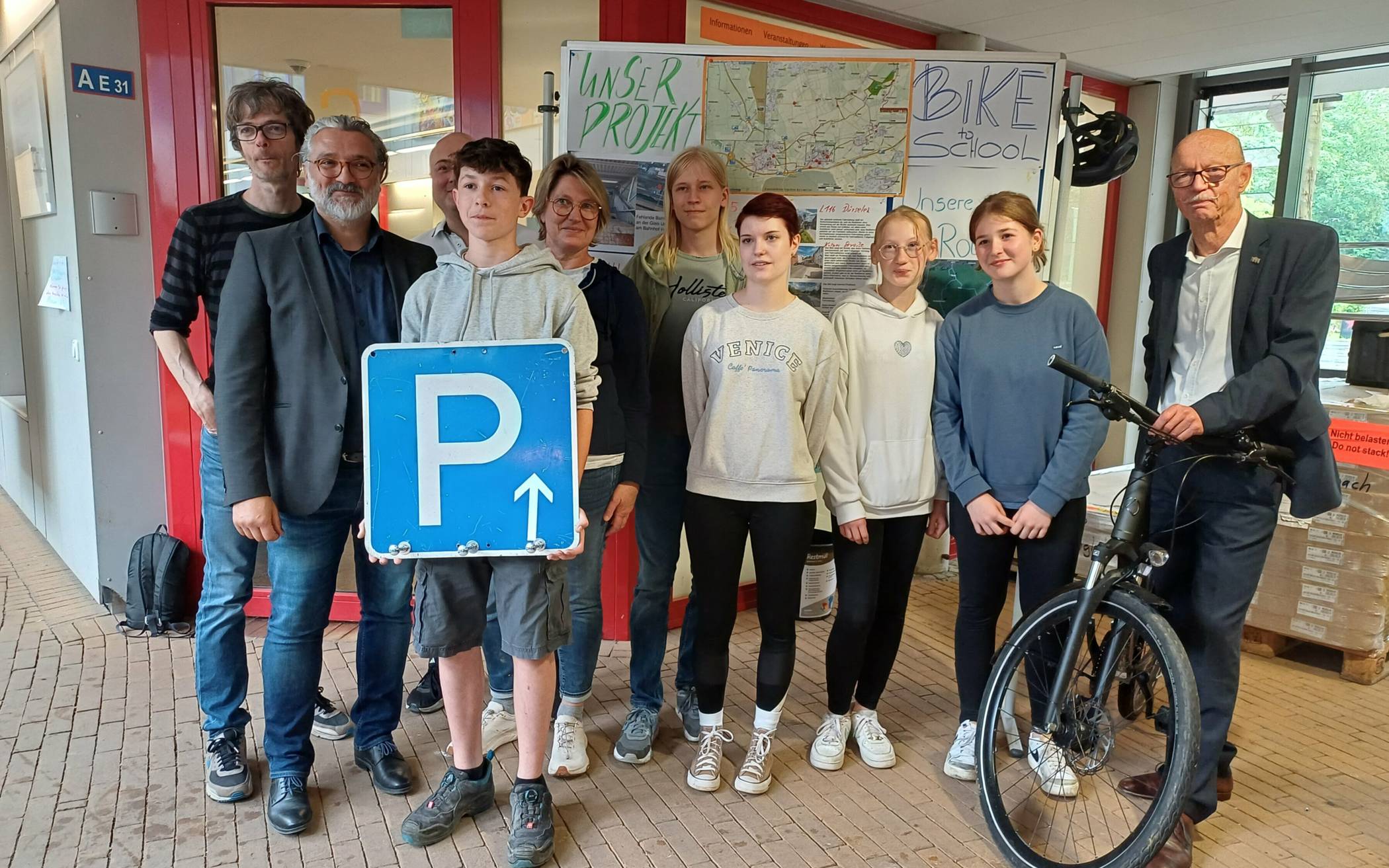 Hakan Ören, kommissarischer Schulleiter (2.v.l.), und