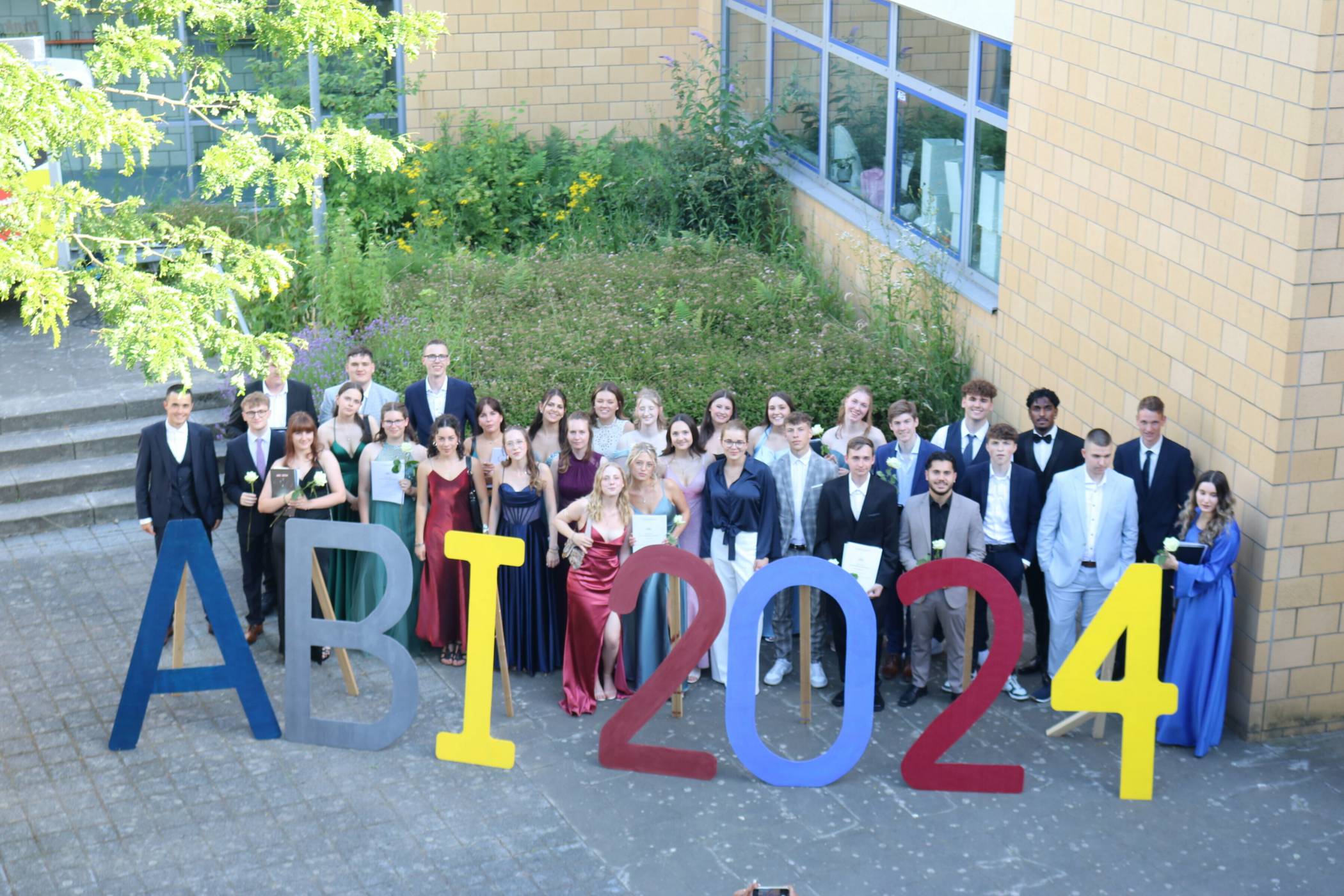  Der Abiturjahrgang 2024 der Gesamtschule Jüchen. 