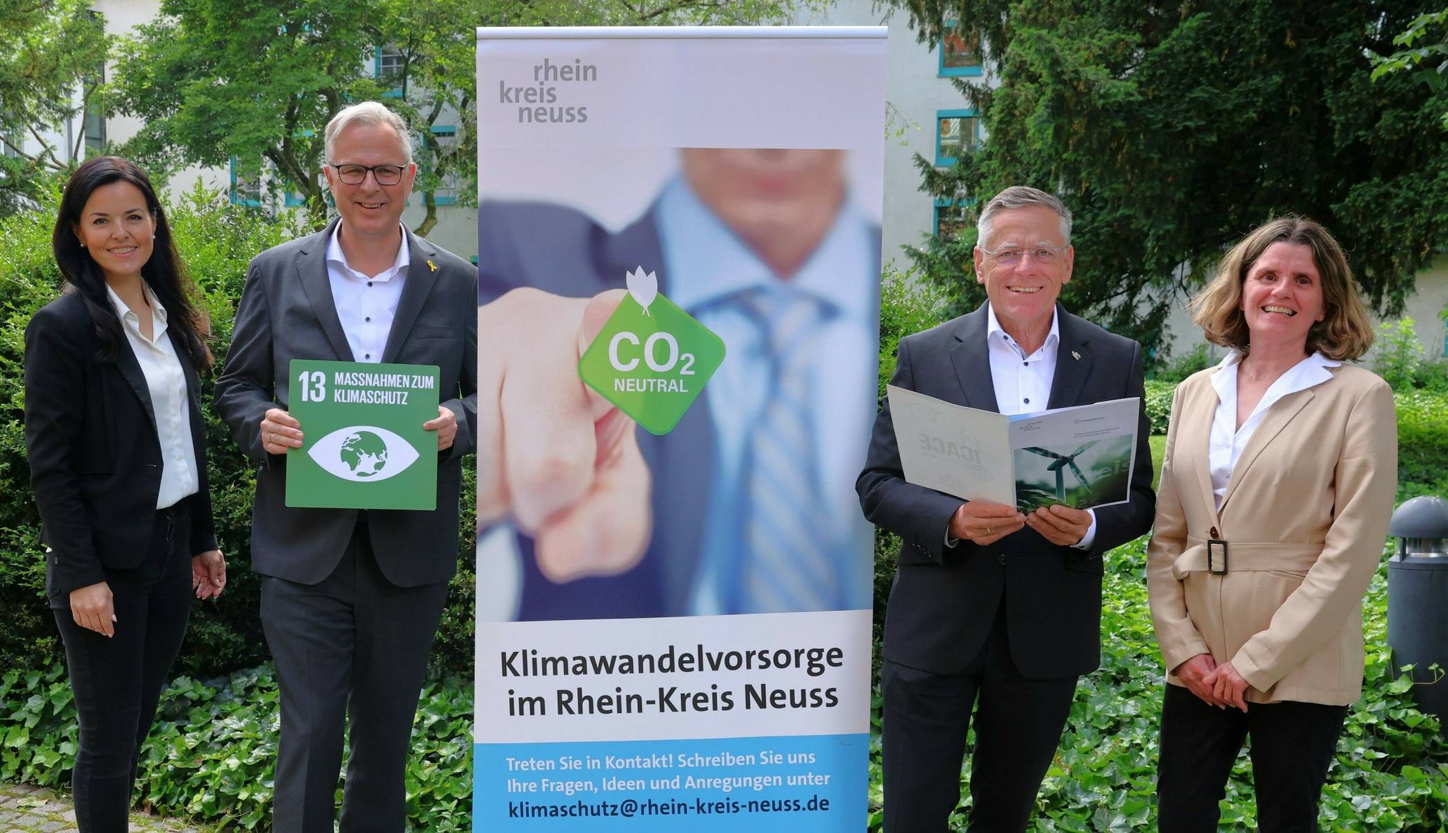  Landrat Hans-Jürgen Petrauschke (Zweiter von rechts) und Kreisdirektor Dirk Brügge stellten das neue Klimaschutzkonzept mit den Klimaschutzmanagerinnen Ina Grothe (links) und Regina Krings vor. 