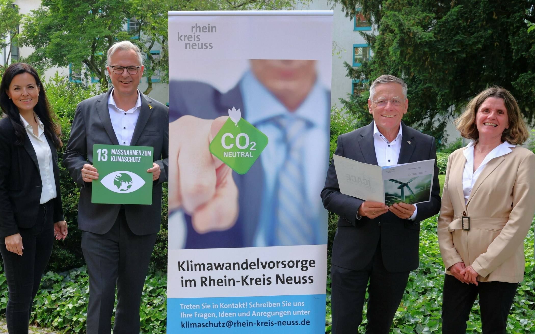 Landrat Hans-Jürgen Petrauschke (Zweiter von rechts)