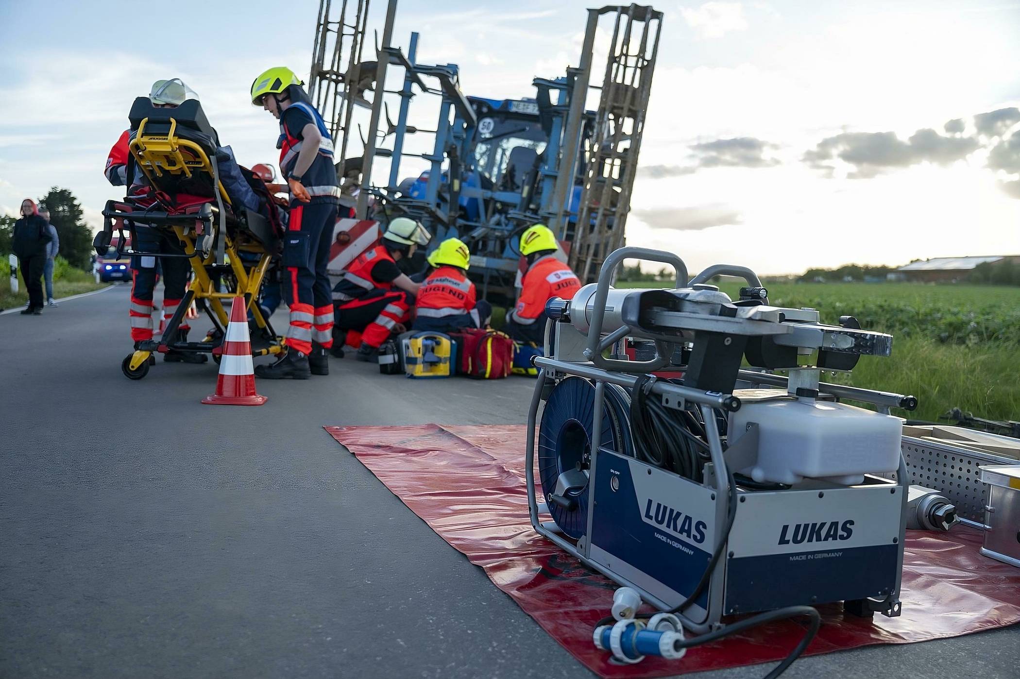 Auch die Malteser-Jugend war beim „Berufsfeuerwehrtag“ im Einsatz und versorgte unter anderem eine „eingeklemmte Person in einem landwirtschaftlichen Gerät“.