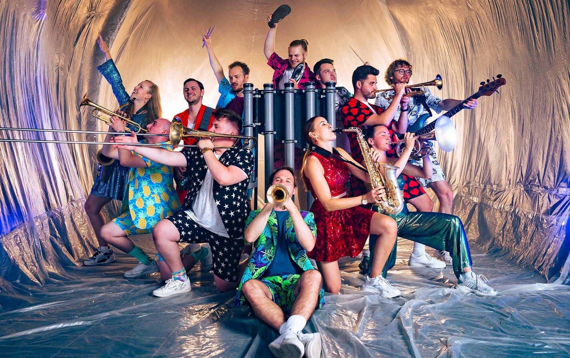 Die Performance- und Brass-Band „Druckluft“ wird mit zwölf Personen auf der Bühne für eine posaunengewaltige Partystimmung sorgen.