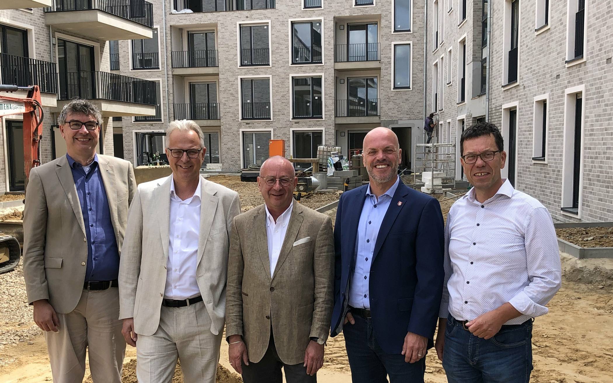 Was von der Straße wuchtig aussieht, überzeugt durch einen weiten, lichten Innenhof (von links): Florian Herpel, Dirk Brügge, Jürgen Erbach, Klaus Krützen und Dierk Timm.