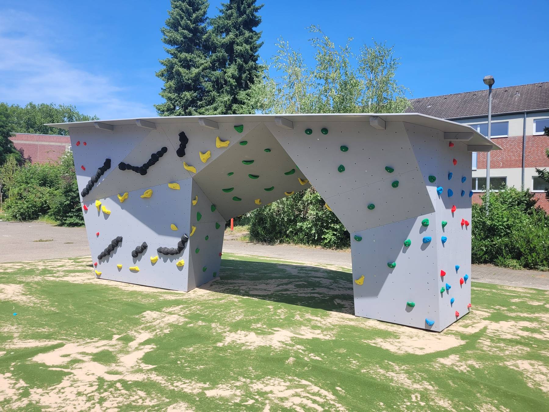  Der Boulderblock in der Mitte des Schulzentrums kann auch in den Schulsport integriert werden. 