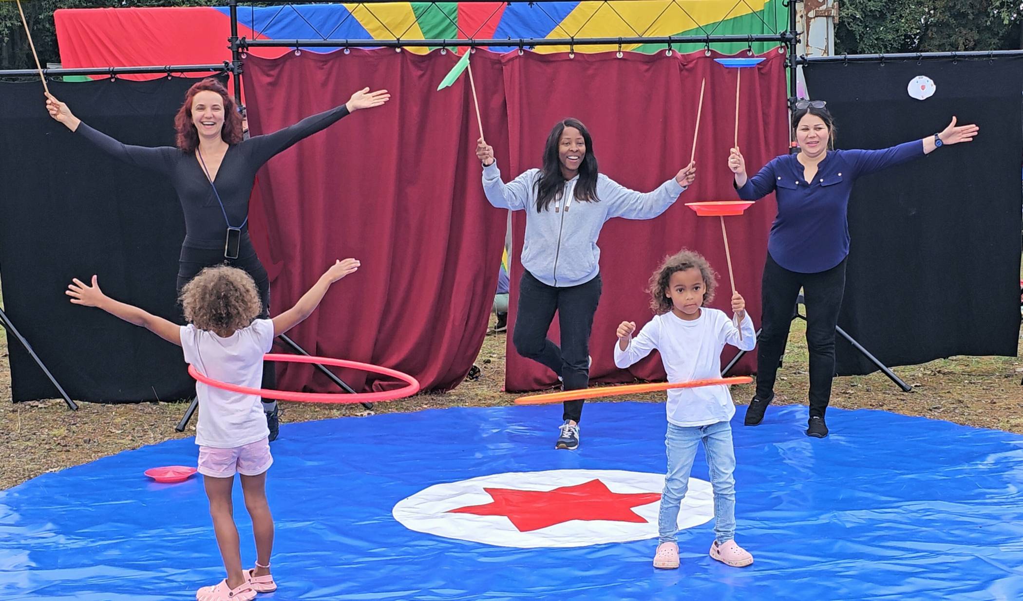 Kinder und Erwachsene probierten Artistik und Jonglage bei der Familienfreizeit in Rommerskirchen aus.