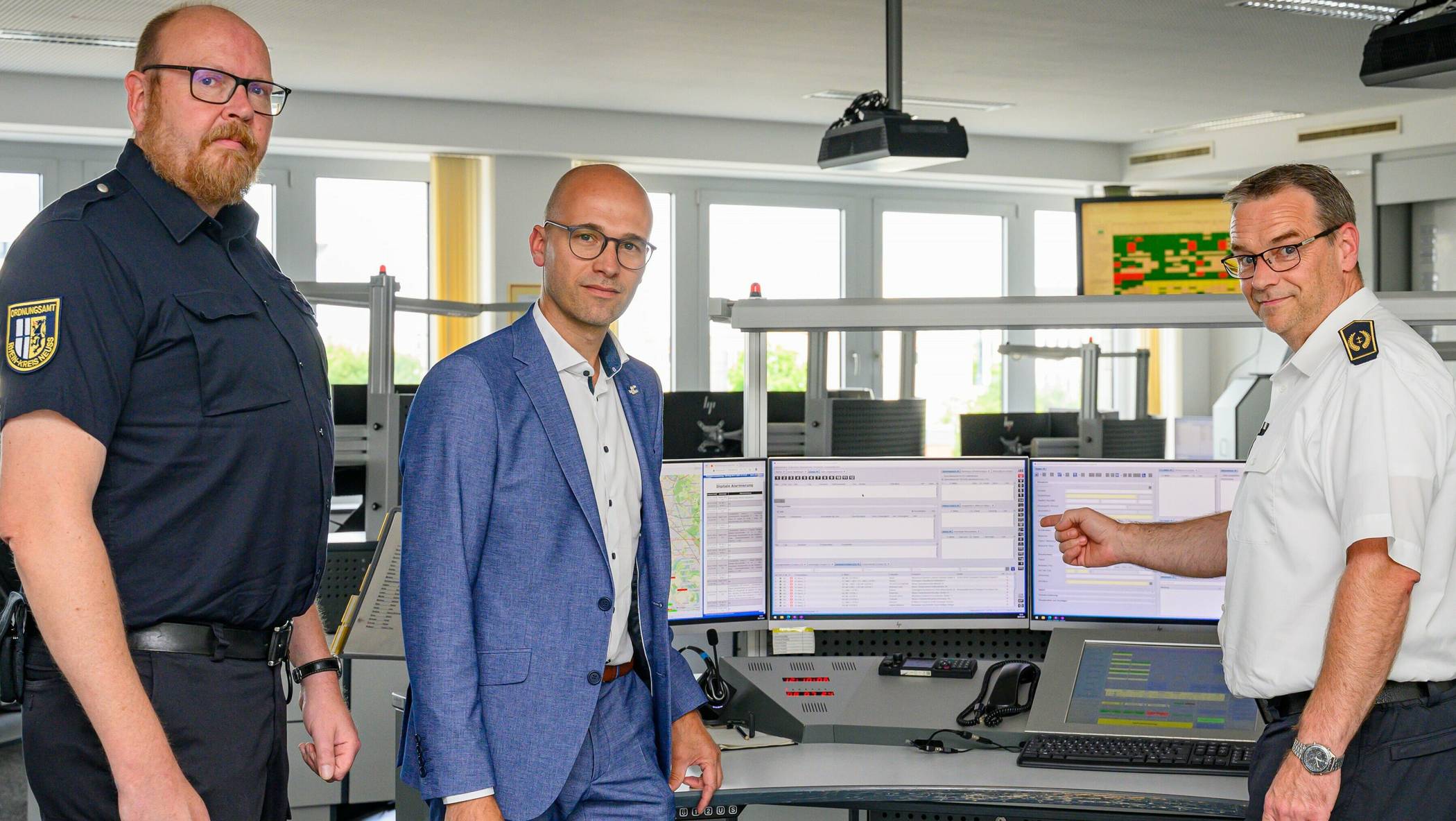  Besprechung in der Leitstelle (von links): Ordnungsamtsleiter Marcus Mertens, Kreissprecher Benjamin Josephs und Kreisbrandmeister Michael Wolff. 